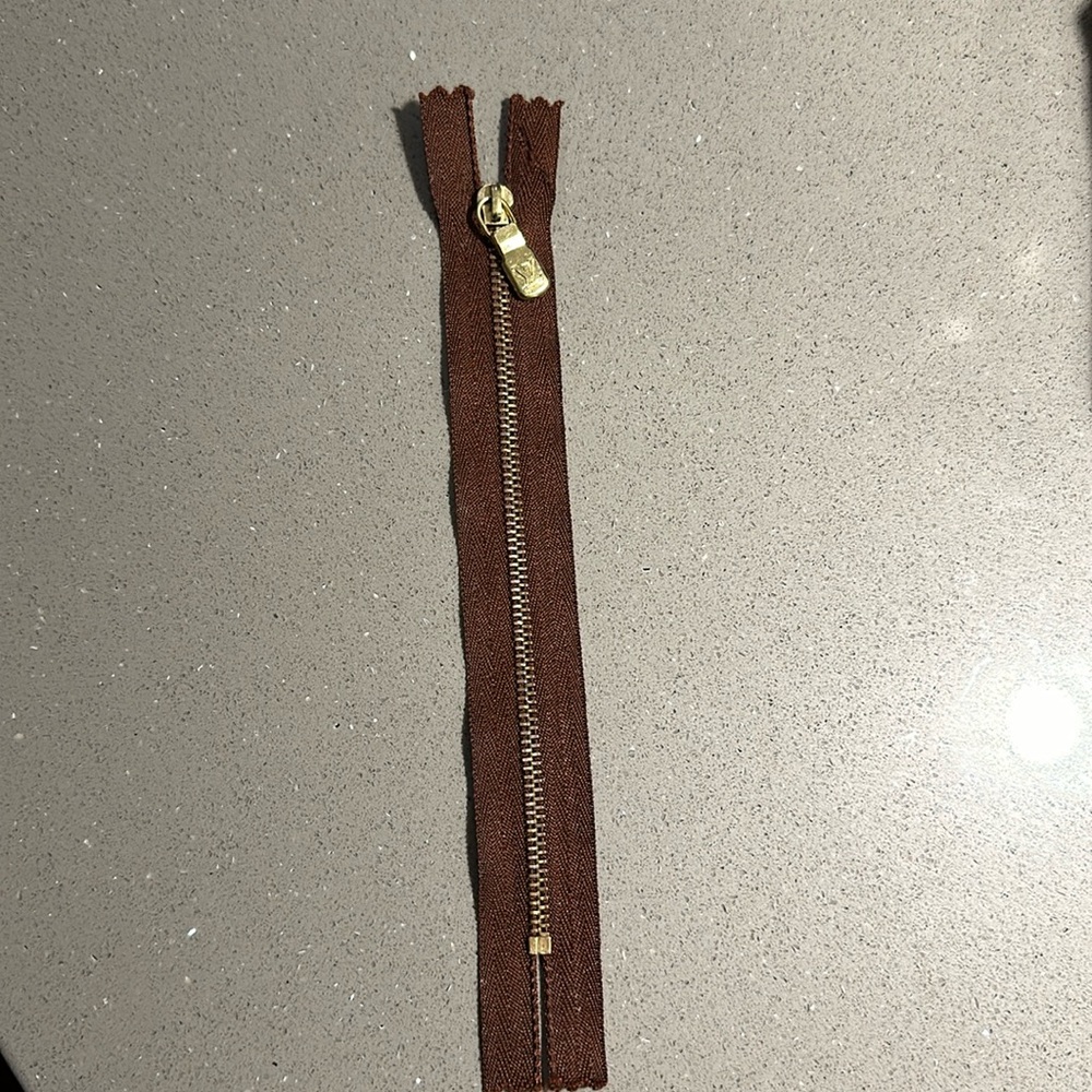 Authentic Louis Vuitton Zipper 6”